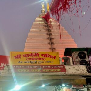 kruttika ravindra Instagram - Baba Baidyanath Dham, one of the 12 Jyothirlingas 🙏🏻🙏🏻
Mana Kamana Lingam ❤️🙏🏻 
And Ma Jayadurga (Parwathi Devi) Temple, one of the 51 Shaktiipeethas ❤️🙏🏻
 According to the legends, Ravana was performing penance in the Himalayan region to appease Shiva. He offered nine of his heads as an offering to Shiva. As he was to sacrifice his tenth head, Shiva appeared before him and expressed satisfaction with the offering.
It was the healing action of Lord Shiva in putting back Ravana’s heads that earned him the name Baidyanath or Vaidyanath, because “vaidya” means a doctor.
ದಂತಕಥೆಗಳ ಪ್ರಕಾರ, ರಾವಣನು ಶಿವನನ್ನು ಮೆಚ್ಚಿಸಲು ಹಿಮಾಲಯ ಪ್ರದೇಶದಲ್ಲಿ ತಪಸ್ಸು ಮಾಡುತ್ತಿದ್ದನು. ಅವನು ತನ್ನ ಒಂಬತ್ತು ತಲೆಗಳನ್ನು ಶಿವನಿಗೆ ಅರ್ಪಿಸಿದನು. ಅವನು ತನ್ನ ಹತ್ತನೆಯ ತಲೆಯನ್ನು ತ್ಯಾಗ ಮಾಡಲು ಮುಂದಾದಾಗ, ಶಿವನು ಅವನ ಮುಂದೆ ಕಾಣಿಸಿಕೊಂಡನು.
ರಾವಣನ ತಲೆಗಳನ್ನು ಮತ್ತೆ ಅವನಿಗೆ ನೀಡಿದ್ದಕ್ಕೆ, ಶಿವನಿಗೆ ಬೈದ್ಯನಾಥ ಅಥವಾ ವೈದ್ಯನಾಥ ಎಂಬ ಹೆಸರನ್ನು ತಂದುಕೊಟ್ಟಿತು.

I could feel the healing power here. 
ಧನ್ಯೋಸ್ಮಿ 🙏🏻😊
Done with 5th Jyothirlinga Darshana 🙏🏻🙏🏻
•
#travel #travelphotography #love #lifestyle #life #instagood #instalike #instagram #post #picoftheday #photooftheday #photo #shiva #baidyanath #jharkhand #karnataka #kannadathi #happy #spirituality #religious
