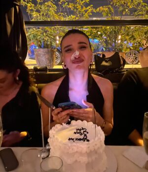 İlayda Aydın Instagram - Yeni yaş, yeni başlangıçlar, yeni umutlar… Hayallerime bir adım daha yaklaşırken yanımda olan insanlarla kendimi çok daha şanslı hissediyorum! 
Giden yaşımdan öğrendiklerimi bu yaşımda ileriye taşıma zamanı 🥹 
Bu yıl, en parlak halimle parlamaya devam edeceğim! 
Tabi bana her zaman inanan bana ışık tutan insanlarla 🌸
Yanımda olan,olamayan,kutlayan,arayan herkese çok teşekkür ederim sayenizde şuan olduğum kişiyim ♥️✨🎂