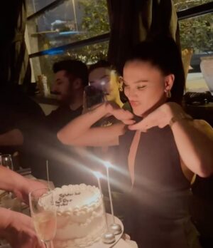 İlayda Aydın Instagram - Yeni yaş, yeni başlangıçlar, yeni umutlar… Hayallerime bir adım daha yaklaşırken yanımda olan insanlarla kendimi çok daha şanslı hissediyorum! 
Giden yaşımdan öğrendiklerimi bu yaşımda ileriye taşıma zamanı 🥹 
Bu yıl, en parlak halimle parlamaya devam edeceğim! 
Tabi bana her zaman inanan bana ışık tutan insanlarla 🌸
Yanımda olan,olamayan,kutlayan,arayan herkese çok teşekkür ederim sayenizde şuan olduğum kişiyim ♥️✨🎂