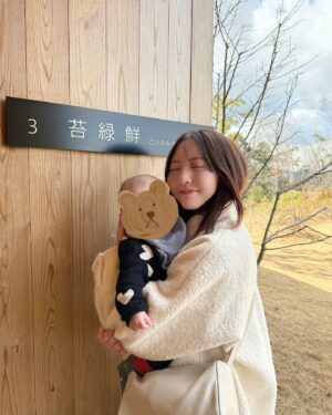 mako Instagram - 坊や初めての外泊でした🚼
ひっさしぶりの温泉は最高だった…飛べた…🧚