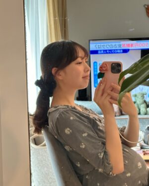 mako Instagram - 2024年は、、、
事務所が変わって新しいスタートを切ると共に
結婚、妊娠、引っ越し、、、という
自分の人生においてとても劇的な1年でした…🦢
よくこの変化についていけたな、よくやったよ！と
自分に言ってあげたいです🪴

（しかも可愛い可愛い推しとご飯に行けたし……）

とにかく沢山の事を経験して
宝物が増えた大切な年でした。
来年もいい一年になりますように。💐🎀