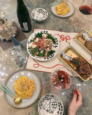 mako Instagram - 初めての3人クリスマスはご飯食べてケーキまで辿りつかず
リビングで寝落ちするという終わり方だったけど
楽しかったし出来て良かった･*.🎄.*･ﾟ　
クリスマスプレゼントはベビーシューズにしました🎅🏻
写真の私はすごい笑顔だげど
口内炎痛すぎて変な顔でご飯食べたのも思い出です
来年は口内炎ありませんように🙁