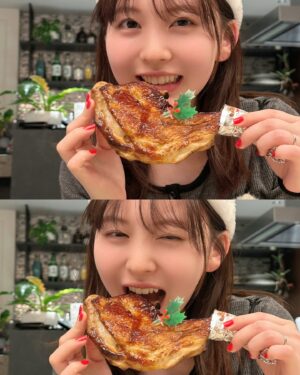 mako Instagram - 初めての3人クリスマスはご飯食べてケーキまで辿りつかず
リビングで寝落ちするという終わり方だったけど
楽しかったし出来て良かった･*.🎄.*･ﾟ　
クリスマスプレゼントはベビーシューズにしました🎅🏻
写真の私はすごい笑顔だげど
口内炎痛すぎて変な顔でご飯食べたのも思い出です
来年は口内炎ありませんように🙁