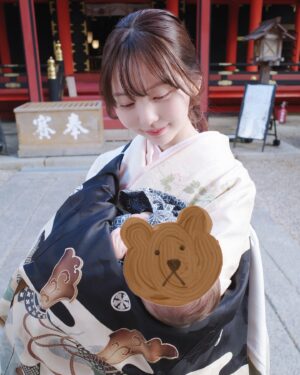 mako Instagram - お宮参りと家族写真撮った日⛩
撮られてる時の顔が不安げすぎて可愛かったな〜
データ届くのが楽しみ👨‍👩‍👦🌼

髪型と着付けは
@gottoeel  でやってもらったんですけど
最後ガラガラ回せるイベント？がやってて
人生で初めて1等当てました😂まさかのオイルヒーターをGET 
ありがとうございました🙏🏻

訪問着は @kimono_365  でレンタルしたものです👘
家にセットで届いて送り返すだけなので
とても楽ちんでした！おすすめです！