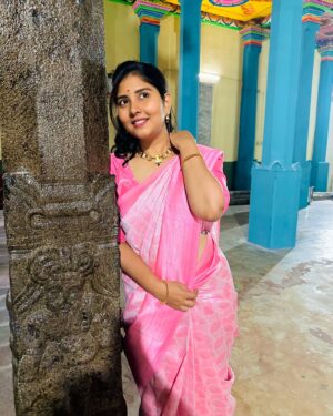 sathya sai krishnan Instagram - 🩷

saree @idhazh_creationsz 
jewellery @idhazh_creationsz 

#photoshoot  #styling  #photography #photooftheday #lavender  #likes #trending #trendingnow #trend #viral #likes #insta #instagood #instagram #instalike #insta #instafashion #reelsinstagram #reels #reelkarofeelkaro #reel #vijaytelevision #vijaytv #vijay  #arası #ps2 #pandianstores #saree #pinksaree #sareelove #sareelover #sareefashion