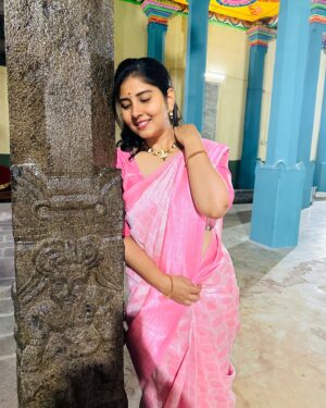 sathya sai krishnan Instagram - 🩷

saree @idhazh_creationsz 
jewellery @idhazh_creationsz 

#photoshoot  #styling  #photography #photooftheday #lavender  #likes #trending #trendingnow #trend #viral #likes #insta #instagood #instagram #instalike #insta #instafashion #reelsinstagram #reels #reelkarofeelkaro #reel #vijaytelevision #vijaytv #vijay  #arası #ps2 #pandianstores #saree #pinksaree #sareelove #sareelover #sareefashion