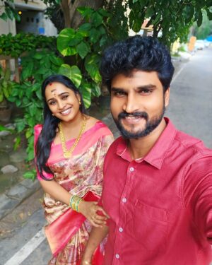 vj Santhiya Instagram - தைத்திருநாள் நல்வாழ்த்துக்கள் 
🍯🍯🐄

Happy thalapongal mama @murali90m9 🫂🥰

#happypongal #newyear #mrsmurali #avalsanthiya #y 
#vijatelevison #big #dream #family #familylife #nature #loveislove #husband #pet #maattupongal #travel