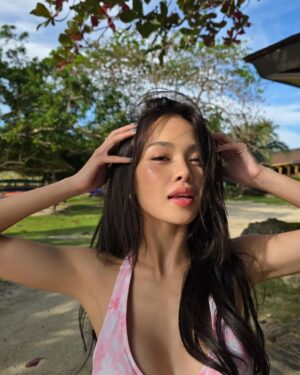 AC Bonifacio Instagram - beach 101: GLOW & freckles 🤭