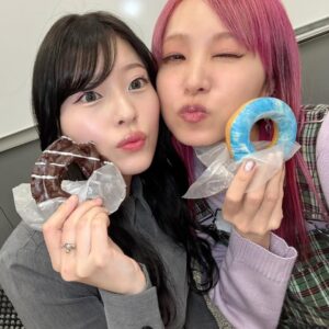 ASCA Instagram - ちょっとちょっと
LiSAしんとばったり会えたんですけどーー

かわいいドーナツと一緒に写真撮ろ、あげないけどって言ってたのに最後はくれました。やかましいから(私が)会うのもうしらばらく大丈夫って今日も言われました。ツンデレーー♡すきーー♡
会えたことがご褒美でした🍩