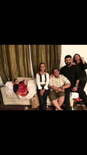 Aamina Sheikh Instagram - 6 years ago with these looney toonz on the sets of the film #heermaanja, the process was a barrel of laughs and belly aching splits 😅 Hilarious times with @hareemfarooq @mojizhasan @alirehmankhan @mfaizansk @thesaleemmairaj @jafriazfar @irkfilms @irkfilmsofficial @fatimahharoon 🎥