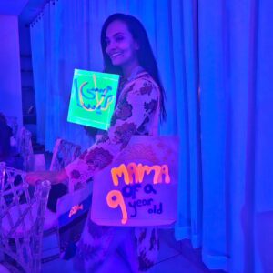 Aamina Sheikh Instagram - Intergalactic neonic funtastic mamahood ✨️✨️✨️
.
.
.
Want to give a shout out to these two young female entrepreneurs running @limestudiokhi executing uber creative ideas in their lovely artistic studio space!! Thank you for such a joyful and memorable experience for our friends and family 💞