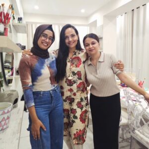Aamina Sheikh Instagram - Intergalactic neonic funtastic mamahood ✨️✨️✨️
.
.
.
Want to give a shout out to these two young female entrepreneurs running @limestudiokhi executing uber creative ideas in their lovely artistic studio space!! Thank you for such a joyful and memorable experience for our friends and family 💞
