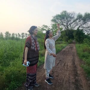 Aamina Sheikh Instagram - 👩🏽‍🌾👩🏽‍🌾🤎🤎🌳🌳
.
.
.
@samiyamumtazactor 
.
.
.
#sisterhood #dosti #foreverfriends #farming #farmer #samiyamumtaz #home #homegrown #thisisthelife