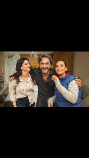 Aamina Sheikh Instagram - Our Maatman! Adnan Siddiqui @adnansid1 

There's no one quite like him ! Always bringing down the house with a jovial sense of humor and wit, a storyteller by heart, eloquent and poetic exuding that rare finnesse which does wonders to get the ladies swooning in the audience and loyal viewers glued to our screen!
Blessed to have had the pleasure of his company, his friendship, his antics, his charm during significant milestones in our careers and life ❤️

Here's to more of this riot of a trio !

💃🕺🏽💃

@adnansid1
@sabaqamarzaman