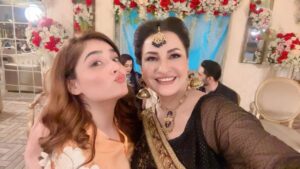 Aamna Malick Instagram - کیا ہم سب آرٹسٹ ساتھی  مل کر اس بے رنگ نام کی سیریل میں 

اپنی اپنی صلاحیتوں کا رنگ بھرنے میں کامیاب ہو سکے👍آپ بتایئے ؟؟؟ @shaziagoharofficial  @aslamirfan1002018  @tufail2828