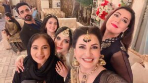 Aamna Malick Instagram - کیا ہم سب آرٹسٹ ساتھی  مل کر اس بے رنگ نام کی سیریل میں 

اپنی اپنی صلاحیتوں کا رنگ بھرنے میں کامیاب ہو سکے👍آپ بتایئے ؟؟؟ @shaziagoharofficial  @aslamirfan1002018  @tufail2828
