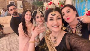 Aamna Malick Instagram - کیا ہم سب آرٹسٹ ساتھی  مل کر اس بے رنگ نام کی سیریل میں 

اپنی اپنی صلاحیتوں کا رنگ بھرنے میں کامیاب ہو سکے👍آپ بتایئے ؟؟؟ @shaziagoharofficial  @aslamirfan1002018  @tufail2828