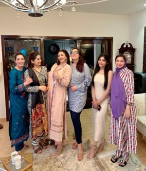 Aamna Malick Instagram - We had an absolutely amazing time on the ChandRaat thank you @sabafaisal.official appo Your hospitality and The laughter, smiles, and the spirit of togetherness made it a truly magical time 😘🫶🏻
