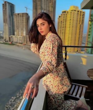 Aamna Malick Instagram - ہم میں ہے دلِ بے تاب نہاں 
یا آپ دلِ بے تاب ہیں ہم ♥️

Wearing @cherrychicpk