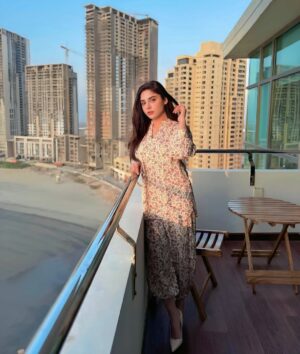 Aamna Malick Instagram - ہم میں ہے دلِ بے تاب نہاں 
یا آپ دلِ بے تاب ہیں ہم ♥️

Wearing @cherrychicpk