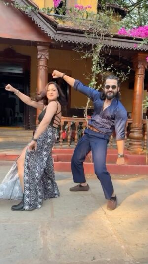 Aashika Padukone Instagram - RANU BOMBAIKI RANU ..🏠
.
.
.
#actorvishwa #ashikapadukone #trendingreels #folksong #folksongs #telugureels #reels #reelsinstagram #reelsvideo #trending #reelstrending #reelsexplore #coupledance #dancereels #instadaily #bowenpally #trendingnow #trendingsong #dance