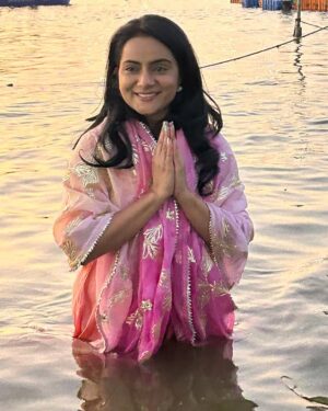 Aastha Chaudhary Instagram - Kuch aisa raha hamara kumbh .
Some journeys change you forever. Kumbh was one of them. 12 days, multiple dips at sangam and moments that felt like eternity. In the chaos of Kumbh, I found a rare kind of peace.
From the first holy dip to the last golden sunrise—Kumbh was a journey of faith, energy, and something beyond words.....😇
Har Har Mahadev 🙏
#gratitude #blessed #mahakumbh