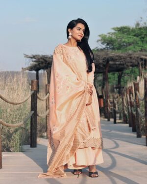 Aastha Chaudhary Instagram - Bas youn hi 🌻💖

📸 - @_.tasveerography