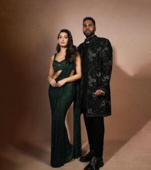 Aastha Sharma Instagram - So hypnotising 🐍
@norafatehi and @jasonderulo for India Promotions 

Nora in 
🔥🔥🔥🔥
Outfit @itrhtwo 
Jewels by @listajewels 
Make up @reshmaamerchant 
Hair @hairstories_byseema 

@jasonderulo in 
Outfit @manishmalhotra05 @manishmalhotraworld 
Love you @niharikavaggarwal ❤️
Rings @ribbonsjewelry via @amigos.rizwan 

Shot by @anups_ 

Styled by @aasthasharma @reannmoradian @simrankumar19