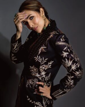 Aastha Sharma Instagram - Sundar Kudi @malaikaaroraofficial ❤️

Wearing @jade_bymk
Jewellery @uncut_byaditiamin via @ascend.rohank
Styled by @aasthasharma @reannmoradian @simrankumar19
Hair @hairstylist_madhav2.0
Make up @meghnabhutanihairandmakeup
Managed by @naureen.abdullah 
Images @thebigbearg