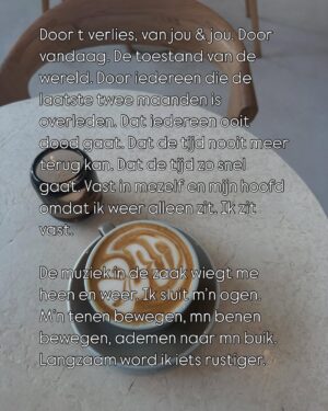 Abbey Hoes Instagram - Een fragment uit het leven, geschreven door mij. 
Onder het mom van eerlijke content. Ik zou graag door een ochtend uit mijn leven te delen (met bijbehorende subjectieve gedachtes) een gesprek met jullie willen openen over paniek gevoelens. Angst. Heb jij wel eens last van angstige gevoelens? En zo ja, hoe pak je dat dan aan? Ik zal beginnen: De laatste weken is er zoveel (naars en verdrietigs) gebeurd dat ik het op sommige dagen/ momenten lastig kan vinden alles een plekje te geven, rust te vinden. Het voelt als een grote draaikolk waar ik doorheen zwaai, tegen vecht en geen grip op heb. Een draaikolk die me op sommige momenten even op kan slokken. Gelukkig weet ik wel wat ademhalingsoefeningen die kunnen helpen en heb ik het liefste vangnet waar ik nog steeds op terug durf te vallen. “Angst is een normale, gezonde en vaak levensbeschermende reactie. Angst brengt het lichaam in een soort van alarmtoestand. Zo bereidt het zich voor om zich te verdedigen tegen gevaren. Maar soms lokken alledaagse situaties angstreacties uit die zo hevig zijn dat ze het normale functioneren belemmeren.” In de algemene bevolking zijn dit soort stoornissen/ periode’s helemaal niet uniek. Meer mensen hebben er last van. Je bent niet alleen. Please join me in the conversation. En laten we open zijn over dit soort ervaringen. Misschien dat het wat mensen helpt, om hulp te zoeken of om te leren zichzelf te helpen🙏🩷