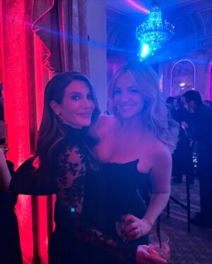 Abby Elliott Instagram - 50 years🌟such a privilege to be back at 8h to witness this very very special night. I’m forever grateful to Lorne for giving me my start and the lifelong friends I made there @nbcsnl #snl50