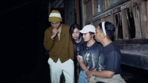 Adila Fitri Instagram - Bertepatan @desamati_themovie tayang HARI INI di seluruh BIOSKOP , akhirnya aku juga mau tayangin penelusuran bareng sama cast lain nya di salah satu “Desa Mati” btw ini first experience Arga, Dimas dan Ajeng 👀
•
Nonton full nya di Youtube “Fahsya Attaramzi” buat ngeliat gimana takutnya mereka🩸💀