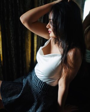 Aditi Rawat Instagram - Timeless beauty with a modern twist.🖤
📸- @siddharthamportraits 
.
.
#picturs #aditirawat #ɴᴇᴡᴘᴏsᴛ #blackandwhite #photoshoot #ınstalook #lookbook #fashionstyle #pi̇coftheday #picturstagram #sassyhomestyle #feelsandcapture