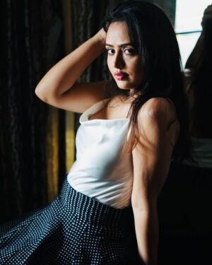 Aditi Rawat Instagram - Timeless beauty with a modern twist.🖤
📸- @siddharthamportraits 
.
.
#picturs #aditirawat #ɴᴇᴡᴘᴏsᴛ #blackandwhite #photoshoot #ınstalook #lookbook #fashionstyle #pi̇coftheday #picturstagram #sassyhomestyle #feelsandcapture