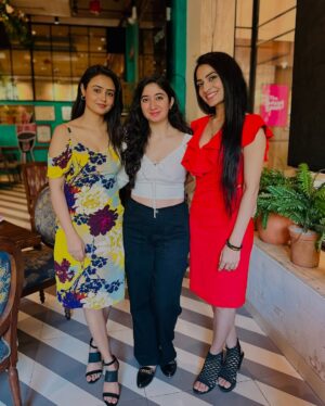 Aditi Rawat Instagram - Happy moments ❤️🌸
With @alisha1alam @official_sangeetaodwani 🤗
.
.

#ne̶wpost #newpicturs #picturesoftheday #lookbook #aditirawat #galentinesday #14february