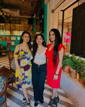 Aditi Rawat Instagram - Happy moments ❤️🌸
With @alisha1alam @official_sangeetaodwani 🤗
.
.

#ne̶wpost #newpicturs #picturesoftheday #lookbook #aditirawat #galentinesday #14february