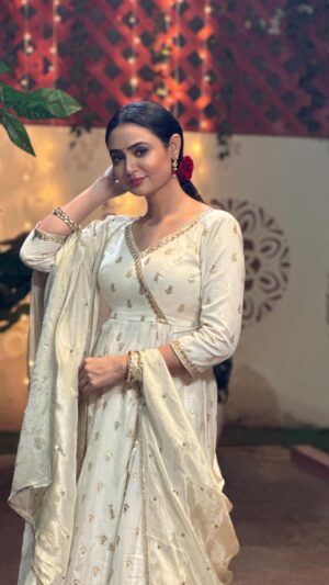 Aditi Rawat Instagram - किरदार जो भी हो,
कहानी हसीन होनी चाहिए!!🌷
.
.
.
#ɴᴇᴡʀᴇᴇʟ #indianlook #aditirawat #lookbook #fashionstyle #chudidarsuit #reelitfeelít #ɪɴsᴛᴀʀᴇᴇʟ #lookbook #whitekurti
