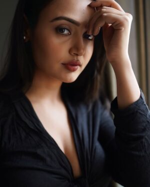 Aditi Rawat Instagram - Calmness over chaos.🌹
📸 - @siddharthamportraits 
.
.
.
#ɴᴇᴡᴘᴏsᴛ #picturs #aditirawat #instalooks #lookbook #fashionstyle #photoofthedays #instapicture