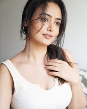 Aditi Rawat Instagram - Beauty is being comfortable and confident in your own skin.🌷
📸- @siddharthamportraits 
.
.
#newpicturs #photoshoot #aditirawat #comfortzone #instalook #happyme #ɪɴsᴛᴀᴘɪᴄ #ɪɴsᴛᴀᴍᴏᴏᴅ #lookbook