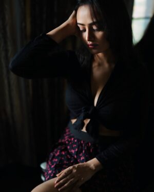 Aditi Rawat Instagram - Embrace your flaws; they make you unique and beautiful. 🖤
📸- @siddharthamportraits 

.
.
#nëwpost #picturs #ɪɴsᴛᴀᴘᴏsᴛ #lookbook #instaphoto #aditirawat #postoftheday #pictureperfect #fashionstyle #photoshoot