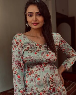 Aditi Rawat Instagram - Ishq ni mani♥️
#newpicturs #aditirawat #ɪɴsᴛᴀᴘʜᴏᴛᴏs #picsofthedays #silkkurti #panjabilook