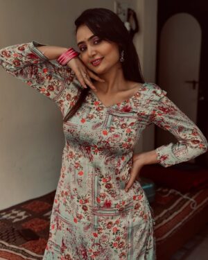 Aditi Rawat Instagram - Sohni kudi 💁🏻‍♀️
#ɴᴇᴡᴘᴏsᴛ #photostyle #aditirawat #pictursoftheday #sohnikudi #desistyle #silkkurti
