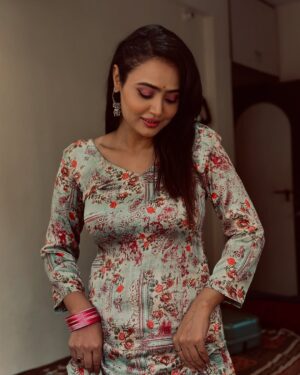 Aditi Rawat Instagram - Sohni kudi 💁🏻‍♀️
#ɴᴇᴡᴘᴏsᴛ #photostyle #aditirawat #pictursoftheday #sohnikudi #desistyle #silkkurti