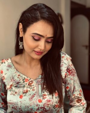 Aditi Rawat Instagram - Sohni kudi 💁🏻‍♀️
#ɴᴇᴡᴘᴏsᴛ #photostyle #aditirawat #pictursoftheday #sohnikudi #desistyle #silkkurti