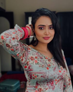 Aditi Rawat Instagram - Sohni kudi 💁🏻‍♀️
#ɴᴇᴡᴘᴏsᴛ #photostyle #aditirawat #pictursoftheday #sohnikudi #desistyle #silkkurti