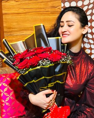Aditi Sajwan Instagram - Happiness To Me ❤️🤗
#februarybaby #bday #blessings and #love 
🌹🌹🌹