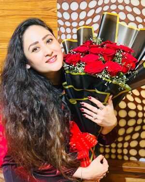 Aditi Sajwan Instagram - Happiness To Me ❤️🤗
#februarybaby #bday #blessings and #love 
🌹🌹🌹