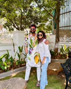 Aditi Shankar Instagram - #happyholi sunshines, have a colourful year ahead !! 

@aditishankarofficial 
#bhairavam promotions 
Outfit @vanam_india 
Styling @meghanaaa.ch