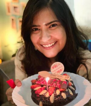 Aditi Sharma Instagram - Catching up with my Katha gang is always so memorable. You guys are so wonderful💐🥳🥳🥳 . looking forward to our next catchup soon again ❤️
@manikkamehrotra  you were really missed sweetie 🤗😘😘
special thanks to @samar_vermani n @ravinapalit 💖 the cake was yum 😻😘
@adnan_a_khan🤗💖 @bidisha_ghosh_sharma 😻@i_am_priyamvada 🤗 @mountainhead1  director saab 🤗🤗🙏 @sheendass (thank God u came back from singapore 🤪)
कल रात बहुत ही मज़ेदार थी😻 🥳
🧿