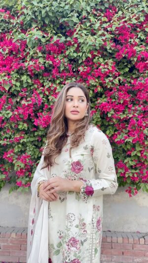 Adla Khan Instagram - 🩷
👗 @iznikfashion 
📸 @qurbatbyalinoor